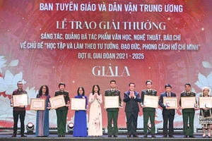 Trao giải A cho các tác giả, nhóm tác giả. (Ảnh THẾ ĐẠI)