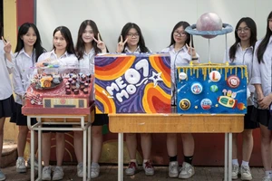 Học sinh Trường trung học phổ thông Việt Đức phấn khởi tham gia các hoạt động ngoại khóa. (Ảnh SƠN TÙNG)