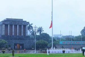 Lễ treo cờ rủ Quốc tang nguyên Chủ tịch nước Trần Đức Lương tại Quảng trường Ba Đình. (Ảnh: TTXVN)