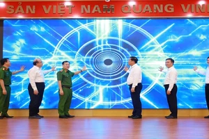 Các đại biểu khai trương Trang thông tin "Bình dân học vụ số" Bộ Xây dựng.