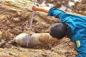 Người dân phát hiện vật thể nghi quả bom khi đào hồ chứa nước tại Tổ dân phố 7, thị trấn Phước Cát, huyện Đạ Huoai, tỉnh Lâm Đồng.