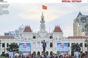 Báo Nhân đạo: Đất nước Việt Nam tự do trải qua 50 năm phát triển sau nửa thế kỷ thống nhất đất nước. 