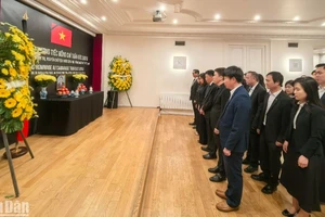 Cán bộ, nhân viên Đại sứ quán, các cơ quan đại diện Việt Nam tại Pháp và cộng đồng người Việt dành một phút mặc niệm nguyên Chủ tịch nước Trần Đức Lương.