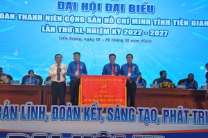 Đại diện Tỉnh ủy Tiền Giang tặng bức trướng cho Ban Thường vụ Tỉnh đoàn Tiền Giang.