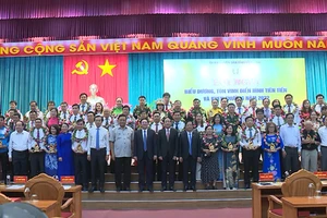 Tuyên dương, khen thưởng những cá nhân tiêu biểu điển hình tiên tiến năm 2022.