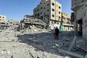 Cảnh tàn phá chung quanh bệnh viện Kamal Adwan, phía bắc Dải Gaza trong xung đột giữa Israel và Phong trào Hamas, ngày 26/10/2024. (Ảnh: Reuters/TTXVN)