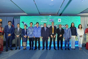 Các đại biểu tham dự sự kiện (từ trái qua phải: Ông Vivek Kumar, Tổng Giám đốc WWF-Singapore; ông Sorawong Thienthong, Bộ trưởng Du lịch và Thể thao Thái Lan; bà Darany Phommavongsa, Thứ trưởng Bộ Thông tin-Văn hóa và Du lịch Lào; ông Alvin Tan, Bộ trưởng Thương mại và Công nghiệp Singapore; ông Hồ An Phong, Thứ trưởng Bộ Văn hóa, Thể thao và Du lịch Việt Nam; ông Tiong King Sing, Bộ trưởng Du lịch, Nghệ thuật và Văn hóa Malaysia; ông Damien Pfirsch, Giám đốc Thương mại Agoda; ông Dato Dr. Abdul Manaf Metussin, Bộ trưởng Tài nguyên và Du lịch Brunei; ông Hout Hak, Bộ trưởng Du lịch Campuchia; bà Widiyanti Putri Wardhana, Bộ trưởng Du lịch Indonesia; bà Christina Garcia Frasco, Bộ trưởng Du lịch Philippines.