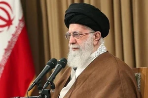 Lãnh tụ tinh thần tối cao Iran, Đại giáo chủ Ali Khamenei khẳng định lập trường cứng rắn trong đàm phán hạt nhân. (Ảnh: IRNA/TTXVN)