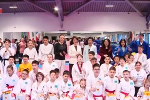 Phu nhân Ngô Phương Ly thăm nơi đào tạo các vận động khuyết tật ở Kazakhstan. (Ảnh: VTV)