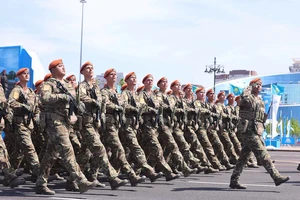 Các lực lượng vũ trang Kazakhstan duyệt binh tại buổi lễ. 