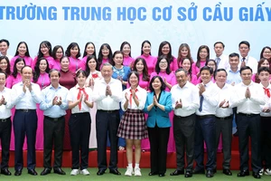 Tổng Bí thư Tô Lâm và đại biểu với cán bộ, giáo viên, học sinh Trường THCS Cầu Giấy, quận Cầu Giấy. 