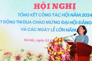 Chủ tịch Hội Liên hiệp Phụ nữ thành phố Hà Nội Lê Kim Anh phát động thi đua. 