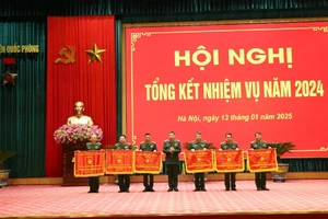 Giám đốc Học viện Quốc phòng Thượng tướng Trần Việt Khoa trao Cờ thi đua tặng các đơn vị xuất sắc. 