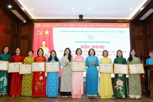 Khen thưởng các tập thể, cá nhân có thành tích xuất sắc trong thực hiện Chỉ thị số 05-CT/TW của Bộ Chính trị. (Ảnh: MINH PHÚ)