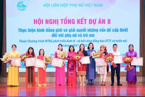 Biểu dương các tập thể, cá nhân có thành tích tiêu biểu trong triển khai thực hiện Dự án 8 ở giai đoạn 2021-2025. 