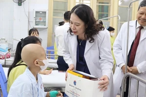 Phó Chủ tịch nước Võ Thị Ánh Xuân thăm hỏi, trao quà tặng bệnh nhi tại Bệnh viện Phổi Trung ương. 