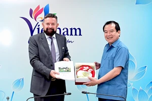 Phó Cục trưởng Du lịch quốc gia Việt Nam Hà Văn Siêu và Trưởng đại diện Văn phòng châu Á-Thái Bình Dương của OIF Edgar Doerig trao quà lưu niệm. (Ảnh: TITC)
