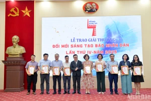 Đồng chí Lê Quốc Minh trao giải Đặc biệt cho các đơn vị đã phối hợp triển khai Đợt thông tin đặc biệt và triển lãm tương tác kỷ niệm 50 năm Ngày Giải phóng miền nam, thống nhất đất nước.