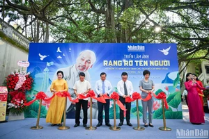 Đồng chí Lại Xuân Môn, Ủy viên Trung ương Đảng, Phó Trưởng Ban thường trực Ban Tuyên giáo và Dân vận Trung ương; đồng chí Lê Quốc Minh, Ủy viên Ban Chấp hành Trung ương Đảng, Tổng Biên tập, Bí thư Đảng ủy Báo Nhân Dân, Phó Trưởng Ban Tuyên giáo và Dân vận Trung ương, Chủ tịch Hội Nhà báo Việt Nam; cùng các đại biểu cắt băng khai mạc triển lãm. 