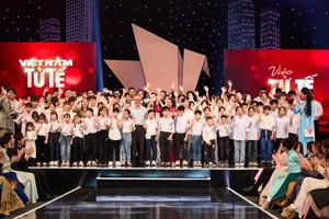 Bác Nguyễn Trung Chắt và những em nhỏ từ mái ấm Hy vọng tại Gala kỷ niệm 10 năm thực hiện chương trình “Việc tử tế”. (Ảnh: VTV)