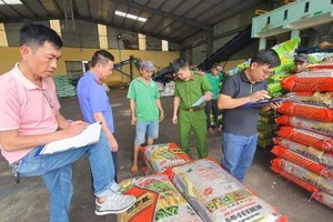 Cơ quan chức năng kiểm tra, thống kê số lượng phân bón giả tại kho của Công ty cổ phần thương mại phân bón Nam Dương. (Ảnh: HOÀI BÃO) 