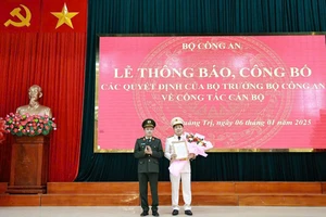 Thứ trưởng Công an, Thiếu tướng Đặng Hồng Đức trao quyết định bổ nhiệm Giám đốc Công an tỉnh Quảng Trị cho Đại tá Vũ Văn Đấu.