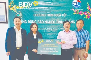 Bà Hoàng Thị Châu Loan, Giám đốc BIDV Chi nhánh Quảng Trị trao quà Tết đến đại diện lãnh đạo huyện đảo Cồn Cỏ.