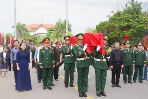 Lễ bàn giao, đón nhận hài cốt liệt sĩ quân tình nguyện và chuyên gia Việt Nam hy sinh tại Lào được tổ chức trọng thể.