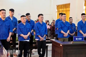 Các bị cáo tại phiên toà. (Ảnh: VĂN VŨ).