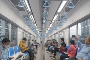 Số ít hành hành khách đi Metro vẫn chưa tuân thủ quy định về vé kiểm soát, cảnh báo an toàn (ảnh: THẾ ANH)