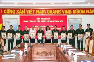 Cơ quan Thường trực Báo Nhân Dân tại Thành phố Hồ Chí Minh và Tổng công ty Cấp nước Sài Gòn trách nhiệm hữu hạn Một thành viên trao tặng báo Xuân Nhân Dân Ất Tỵ 2025 cho cán bộ, chiến sĩ Bộ đội Biên phòng Thành phố Hồ Chí Minh. 