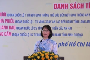 Lãnh đạo Uỷ ban nhân dân Thành phố Hồ Chí Minh công bố Nghị quyết về việc đặt tên đường đối với Quốc lộ 1, Quốc lộ 1K, Quốc lộ 22, Quốc lộ 50. (Ảnh: QUÝ HIỀN)