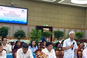 Phó Chủ tịch Ủy ban nhân dân Thành phố Hồ Chí Minh Võ Văn Hoan phát biểu tại hội nghị sáng 9/5. (Ảnh: QUÝ HIỀN)