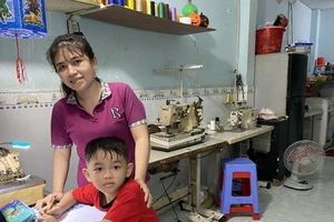 Công nhân lao động thuê nhà trọ tại Khu nhà trọ thuộc phường Bình Hưng Hòa A, quận Bình Tân (Ảnh: QUÝ HIỀN)
