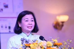 Bà Lý Việt Trung, Tổng Biên tập báo Phụ nữ Thành phố Hồ Chí Minh ôn lại hành trình 50 năm phát triển của tờ báo. 