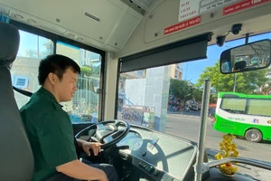 Xe buýt một loại hình vận tải phải xin phép kinh doanh và phù hiệu để hoạt dộng (ảnh: QUÝ HIỀN)