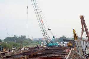Thi công dự án Vành đai 3 đoạn qua địa bàn huyện Củ Chi (ảnh: QUÝ HIỀN)