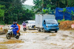 Dự án Liên kết vùng miền trung tỉnh Quảng Nam thi công ì ạch kéo dài khiến người dân đi lại gặp khó khăn và tiềm ẩn nguy cơ tai nạn giao thông.