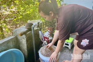 Chị Nguyễn Thị Ngọc Ánh ở khối phố Hương Trung, phường Hòa Hương bức xúc vì nguồn nước sinh hoạt bị nhiễm bẩn.