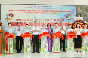 Các đại biểu cắt băng khai mạc Triển lãm mỹ thuật và nhiếp ảnh với chủ đề “Quảng Nam-50 năm sắc hương ngày mới”.