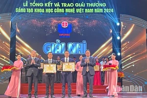 Nhóm tác giả Công ty Trách nhiệm hữu hạn Một thành viên Điện lực Đà Nẵng nhận giải Nhì từ Ban tổ chức.