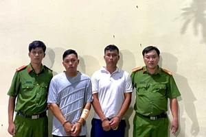 Hai đối tượng cướp tài sản bị công an bắt giữ.