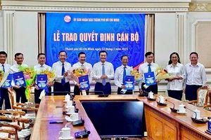 Lãnh đạo Ủy ban nhân dân Thành phố Hồ Chí Minh trao các quyết định bổ nhiệm nhân sự ban giám đốc Sở Nông nghiệp và Môi trường.