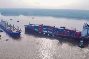 Hai tàu hàng sau khi được tách rời.