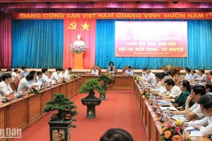 Quang cảnh Hội thảo công tác phát triển đảng viên trong học sinh, sinh viên khu vực miền trung-Tây Nguyên. 