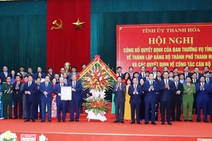 Ra mắt Ban chấp hành Đảng bộ thành phố Thanh Hóa.