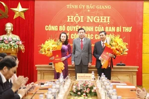 Đồng chí Nguyễn Văn Gấu, Bí thư Tỉnh ủy Bắc Giang trao quyết định chuẩn y của Ban Bí thư đến hai đồng chí Phó Bí thư Tỉnh ủy.