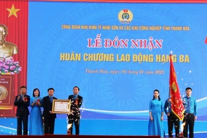 Công đoàn Khu kinh tế Nghi Sơn và các khu công nghiệp tỉnh Thanh Hóa đón Huân chương Lao động.