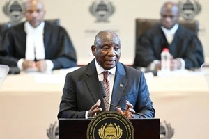 Tổng thống Nam Phi Cyril Ramaphosa (ảnh) tháng 1/2025 đã ký ban hành dự luật quốc hữu hóa nhằm tạo điều kiện cho nhà nước trong việc thu hồi đất đai phục vụ các lợi ích công cộng. Tuy nhiên, Tổng thống Mỹ Donald Trump lại cho rằng dự luật trên nhằm mục đích cân bằng sự chênh lệch về chủng tộc trong quyền sở hữu đất đai. (Ảnh: THX/TTXVN)