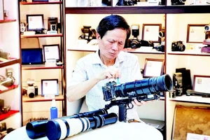 1 - Nhiều nhiếp ảnh gia trao tặng kỷ vật cho không gian trưng bày.